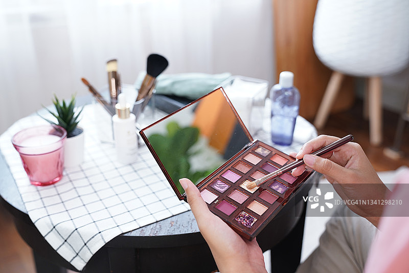 化妆刷和眼影盘图片素材