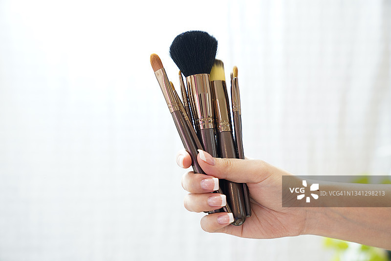 化妆刷美容工具，适用于白色背景上的面部图片素材