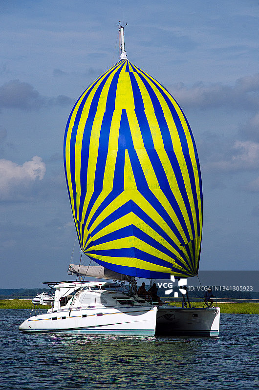 希尔顿 Head 岛西岸阔溪上的帆船图片素材