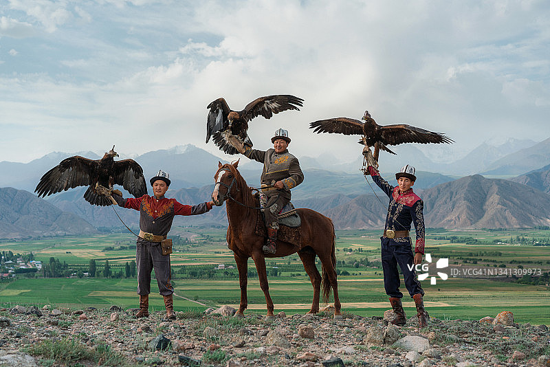 吉尔吉斯斯坦草原上的三位猎鹰人图片素材