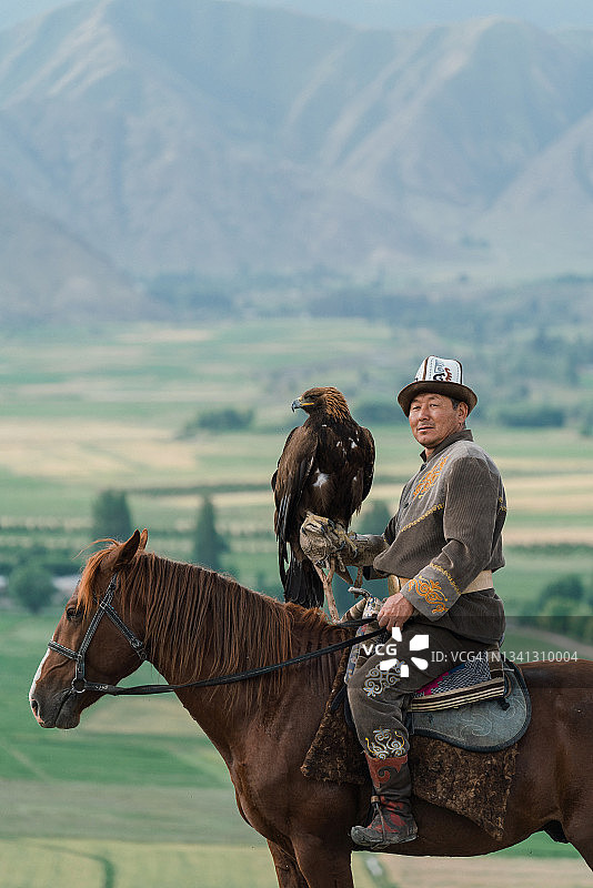 吉尔吉斯斯坦草原上的驯鹰人图片素材