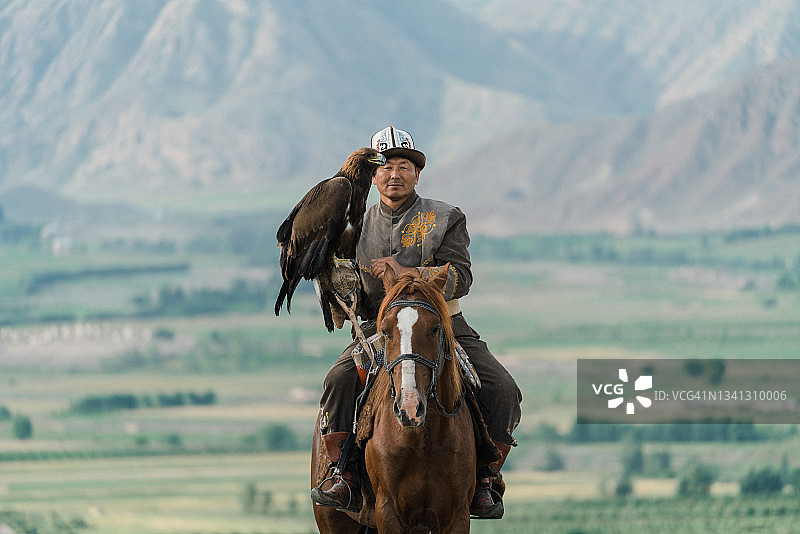 吉尔吉斯斯坦草原上的驯鹰人图片素材