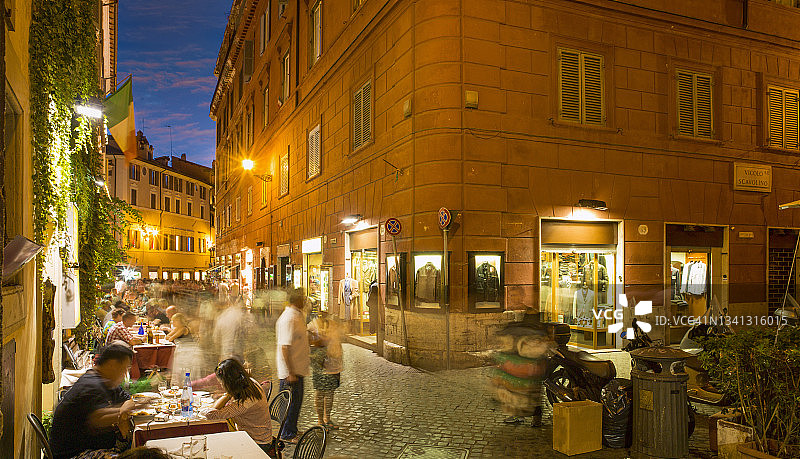 夜晚罗马的户外餐厅图片素材