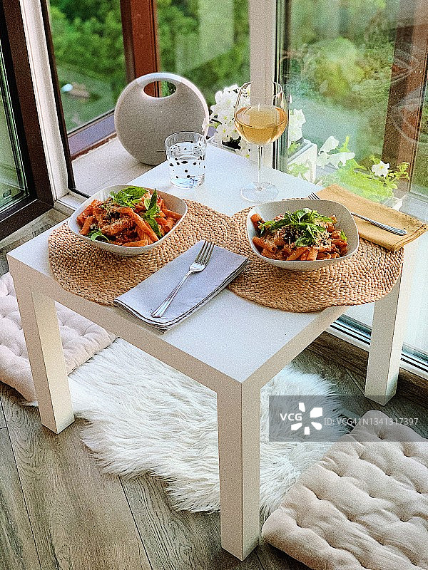 餐桌上的午餐图片素材