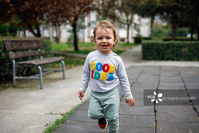 在操场上的可爱男孩图片素材