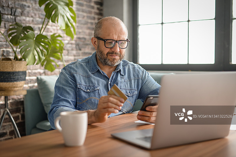 中年男人办公室工作图片素材