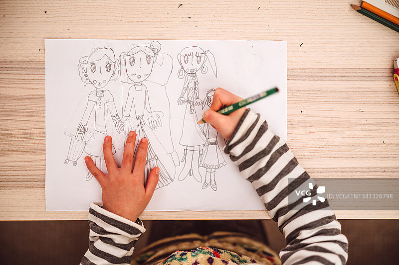 小女孩在家在纸上绘画的俯视图图片素材