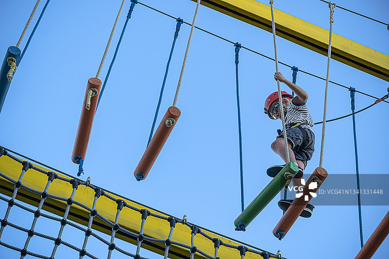 儿童挑战高空绳索项目图片素材