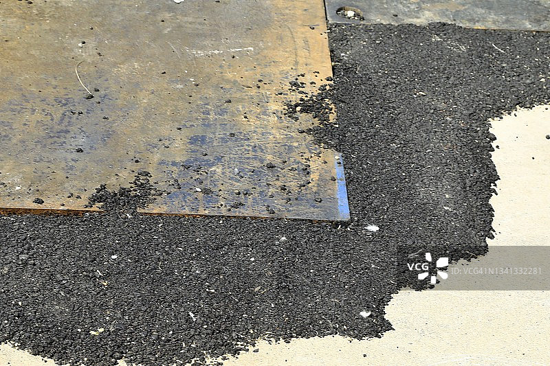 道路钢板上的沥青图片素材