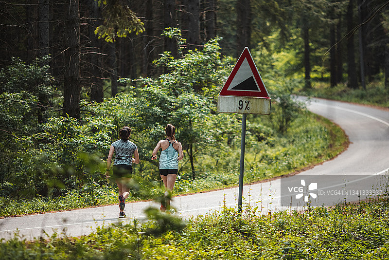 两位女人在户外慢跑图片素材