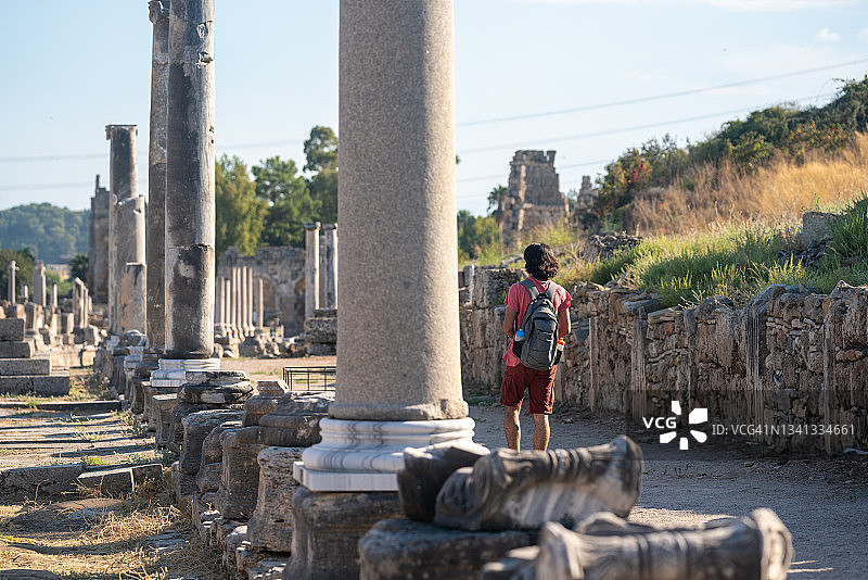 在佩尔盖古城旅行的年轻旅行者照片图片素材