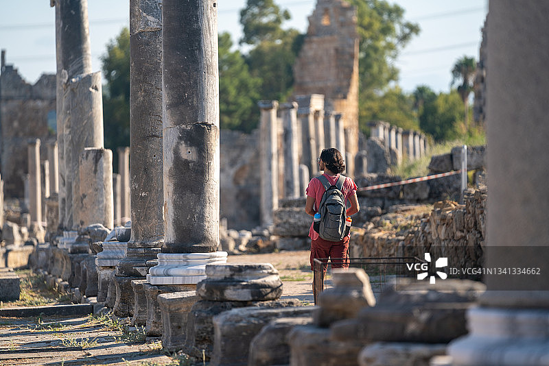在佩尔盖古城旅行的年轻旅行者照片图片素材