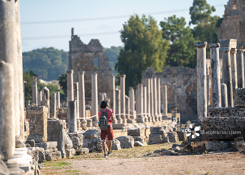 在佩尔盖古城旅行的年轻旅行者照片图片素材