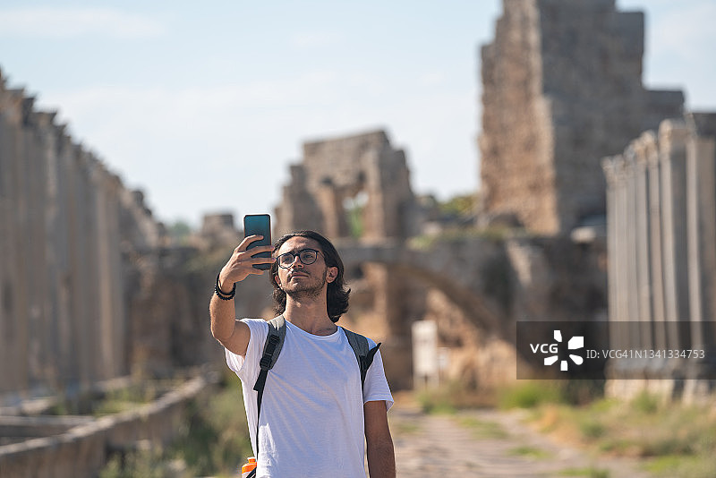 在佩尔盖古城旅行的年轻旅行者照片图片素材