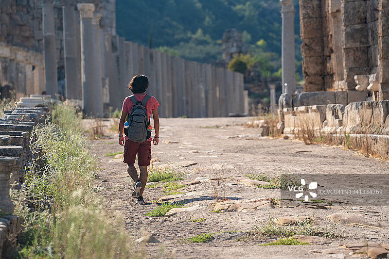 在佩尔盖古城旅行的年轻旅行者照片图片素材