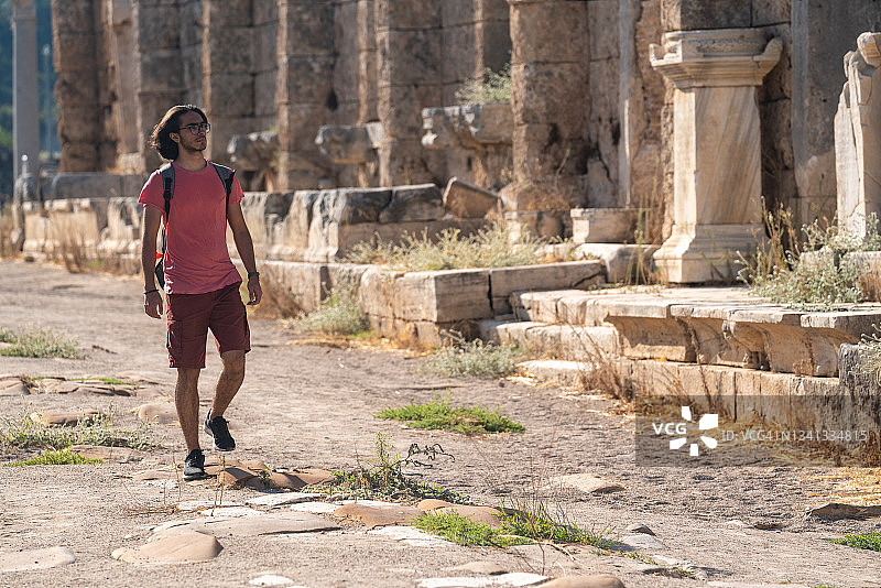 在佩尔盖古城旅行的年轻旅行者照片图片素材