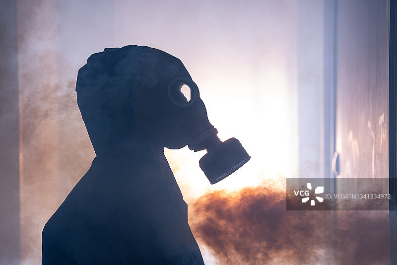 戴老式防毒面具的男人肖像，在雾中图片素材