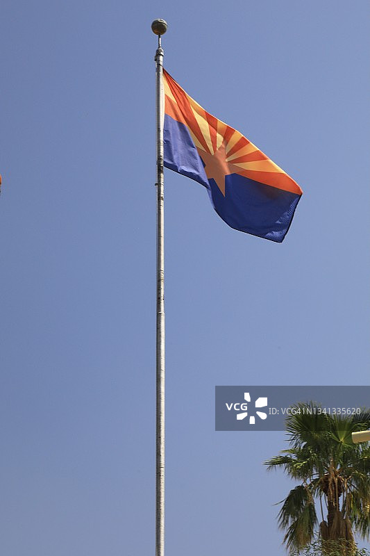 旗杆上的亚利桑那州州旗图片素材