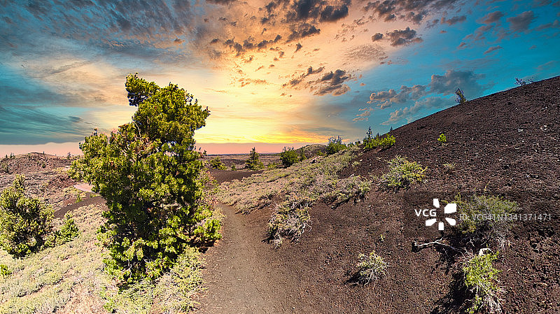 在爱达荷州月球陨石坑国家纪念碑徒步旅行图片素材