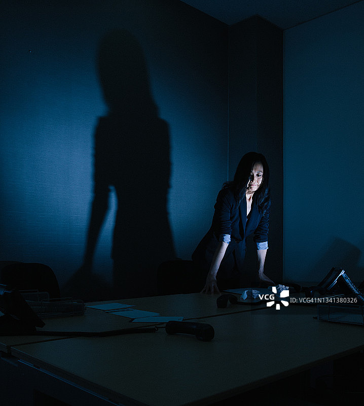 独自在办公室的日本女企业经理图片素材