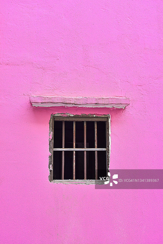 极简旧窗户粉色墙壁中国广东江门横坑村图片素材
