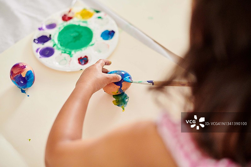 女孩在家中绘制彩蛋图片素材
