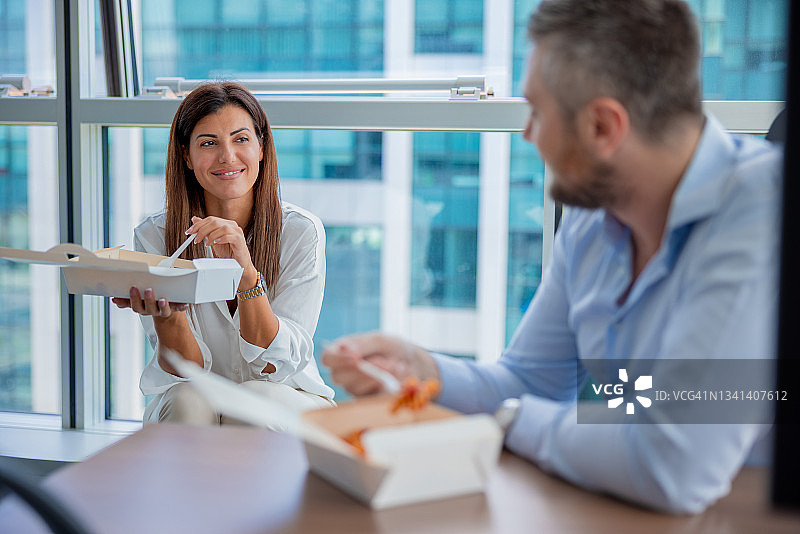 同事们在办公室享受短暂的午休并交谈图片素材