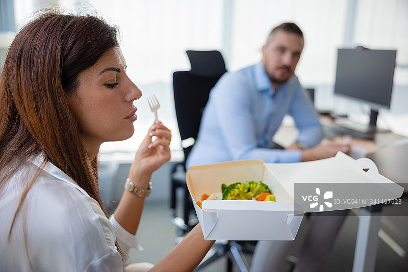 同事们在办公室午休吃外卖图片素材