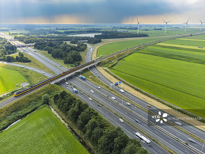 高速公路交叉路口的交通（背景为暴风云）图片素材