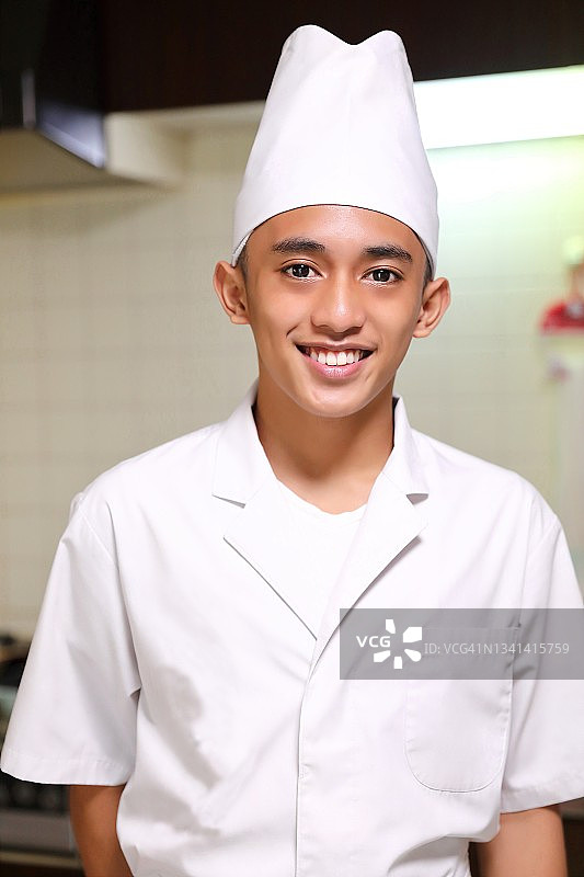 身穿白色制服的厨房兼职员工图片素材