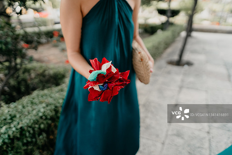 在婚礼上拿着花瓣准备抛洒的女人图片素材