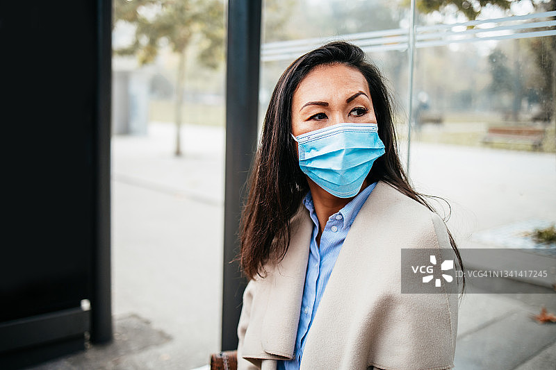 在城市中享受的漂亮职业女性肖像图片素材