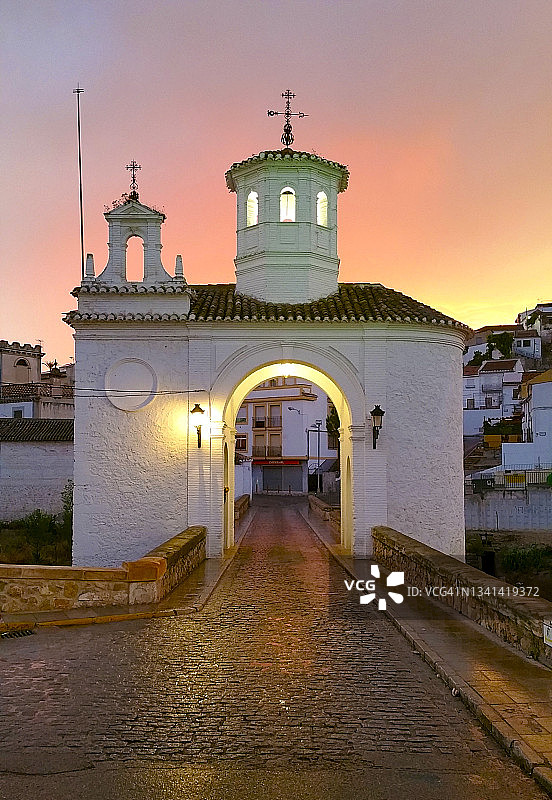 日落时分皮诺斯普恩特镇的“圣母桥”或入口桥，9世纪哈里发桥的正面图图片素材