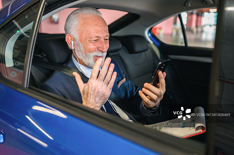 在车里旅行时进行视频通话的商人图片素材