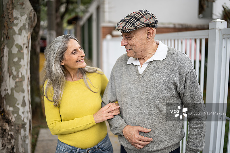 父女户外散步对视图片素材