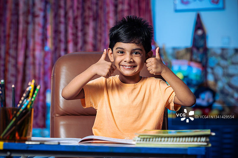 男孩写作业肖像照图片素材