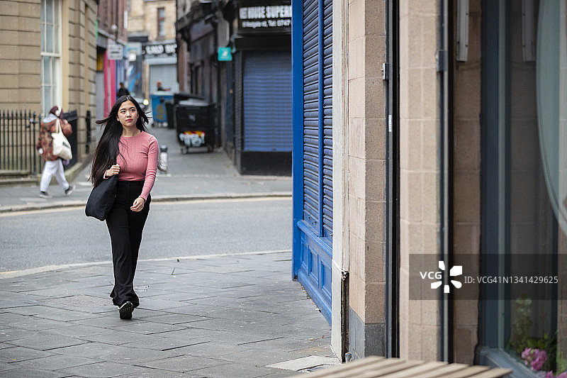 少女走向她的美发师图片素材