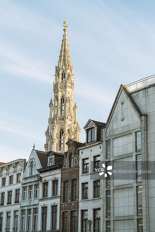 比利时布鲁塞尔的历史联排别墅和市政厅图片素材