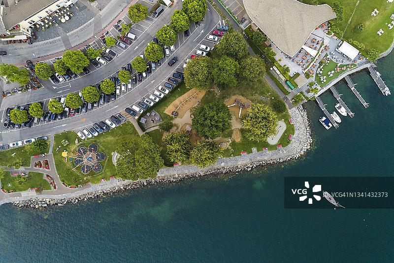 从高处俯瞰马焦雷湖畔的阿斯科纳长廊，洛迦诺，提契诺州，瑞士图片素材