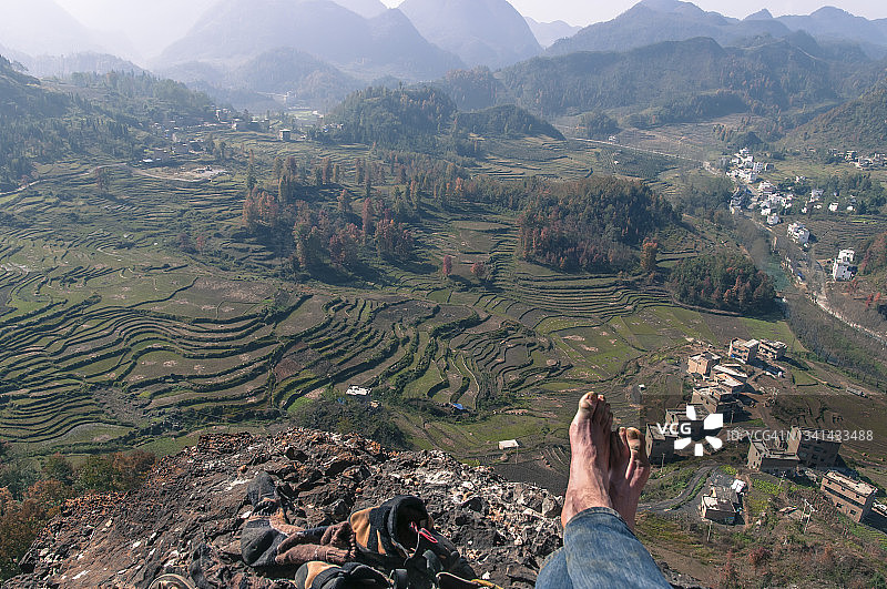 男人在贵州格凸河攀岩后坐在山顶上图片素材