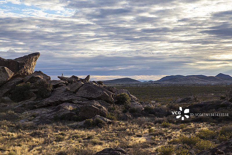 徒步旅行者眺望德克萨斯州州立公园的日落图片素材
