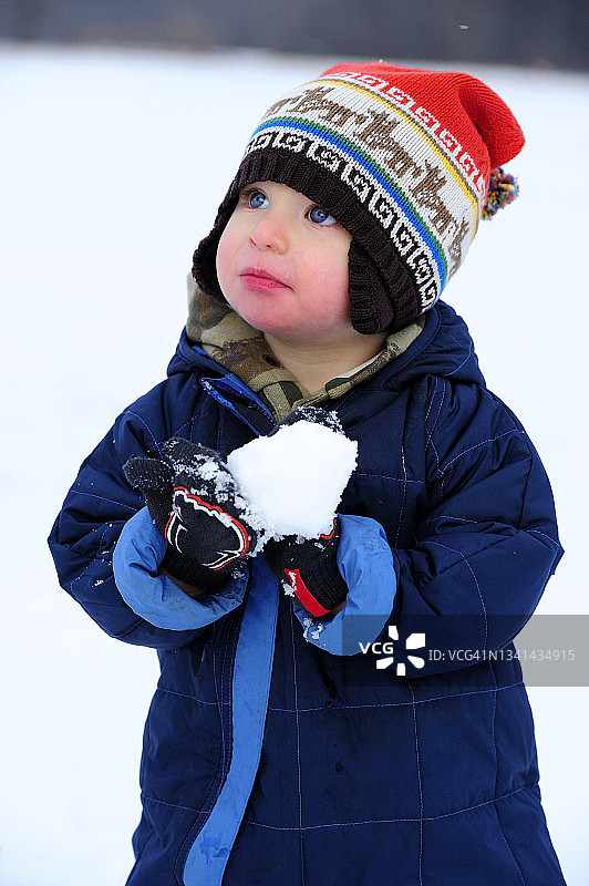 幼儿穿着滑雪服玩雪图片素材