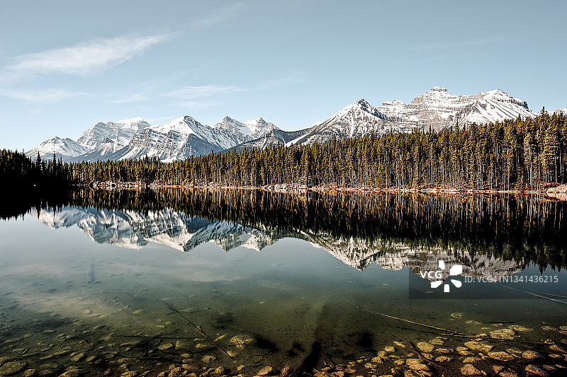 加拿大班夫国家公园的赫伯特湖图片素材