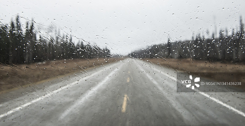 雨天行驶在阿拉斯加高速公路上图片素材