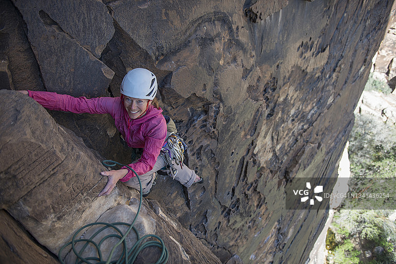 攀岩者安吉拉·赛德林在红岩保护区攀岩图片素材