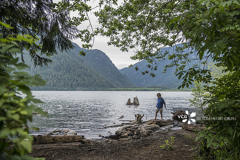 在美国华盛顿州贝克湖的男孩图片素材