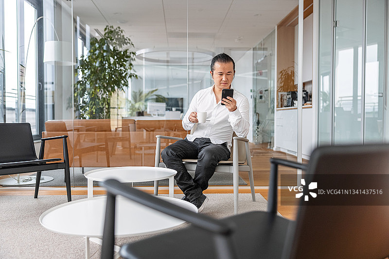 使用智能手机的中国商人肖像图片素材