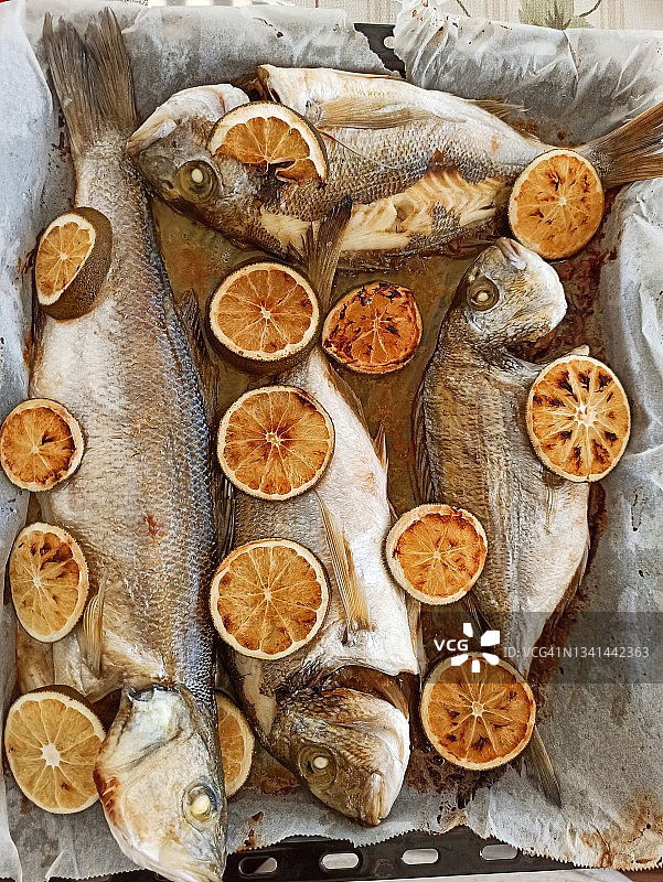 土耳其博德鲁姆烤箱烹制鲈鱼和鲷鱼图片素材
