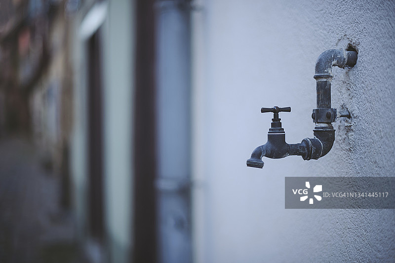 墙上的水龙头图片素材