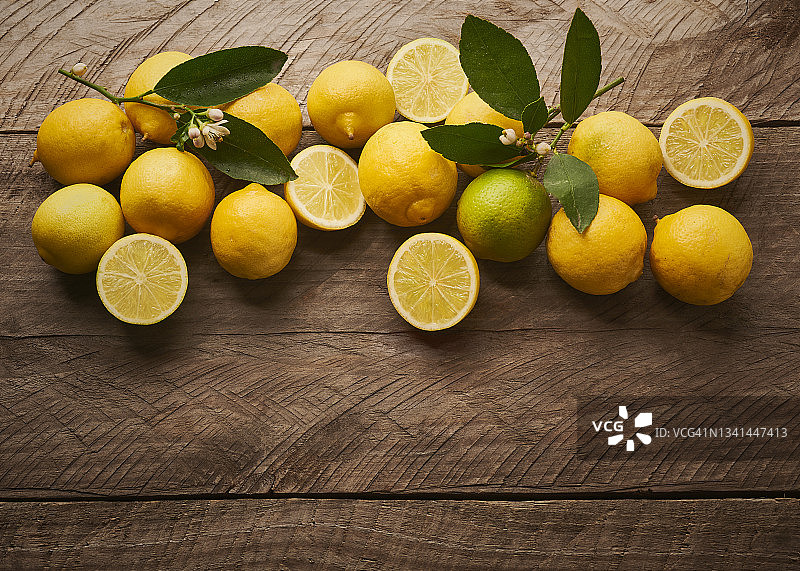 粗糙木桌上的一组柠檬和青柠图片素材